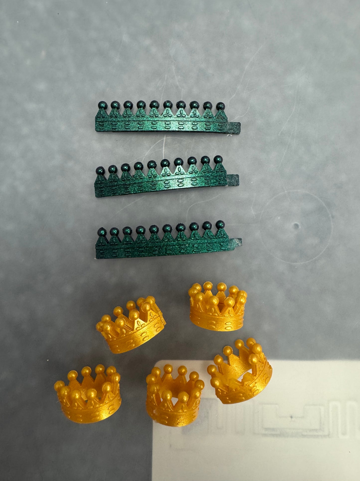 Crowns that fell off of Richard! Can be glued back on! 👑