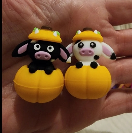 Custom exclusive silicone focal beads halloween bead cow in pumpkin white and black Peek-a-moo