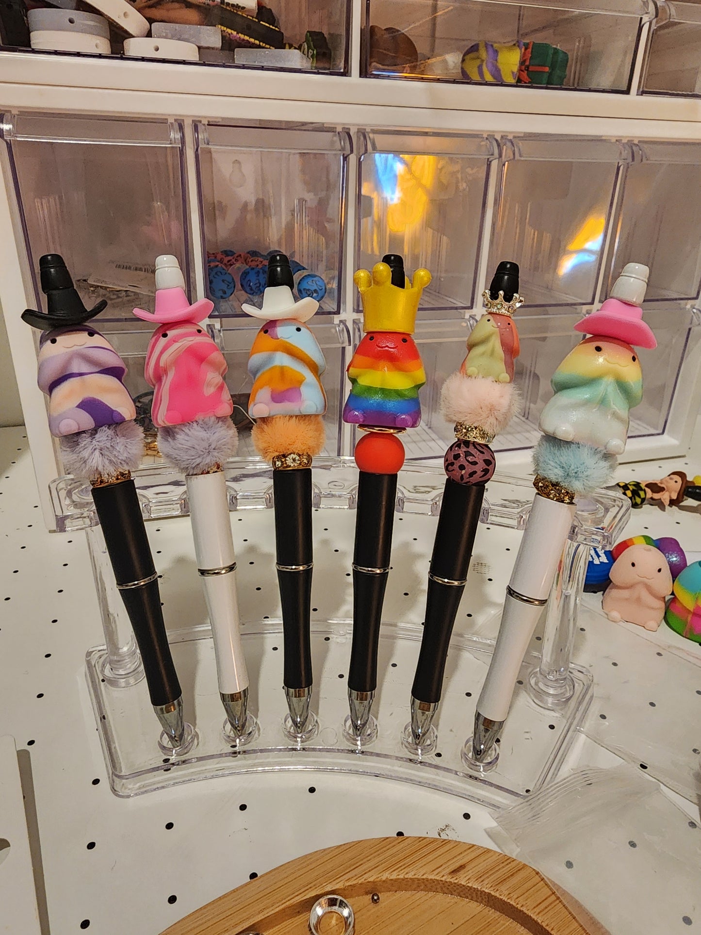 Richard pen's crown and cowboy hat og richard