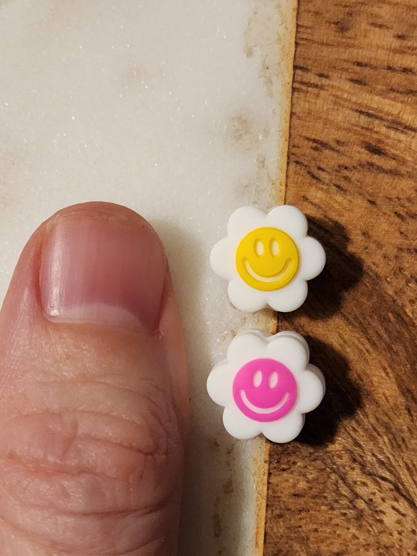 happy daisy teeny silicone beads